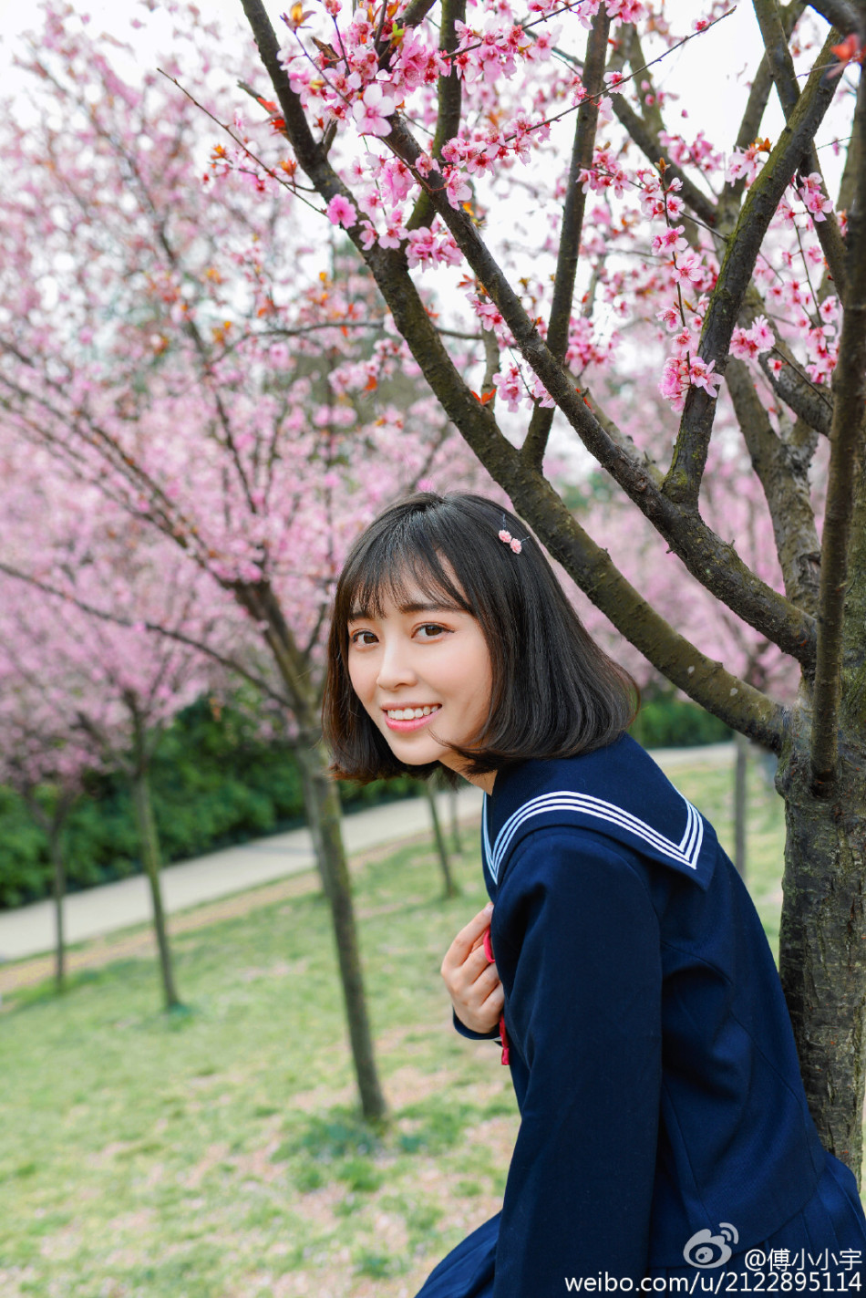 6 / 93 就读于四川大学华西医学院的校花傅小小宇在微博晒出制服清纯