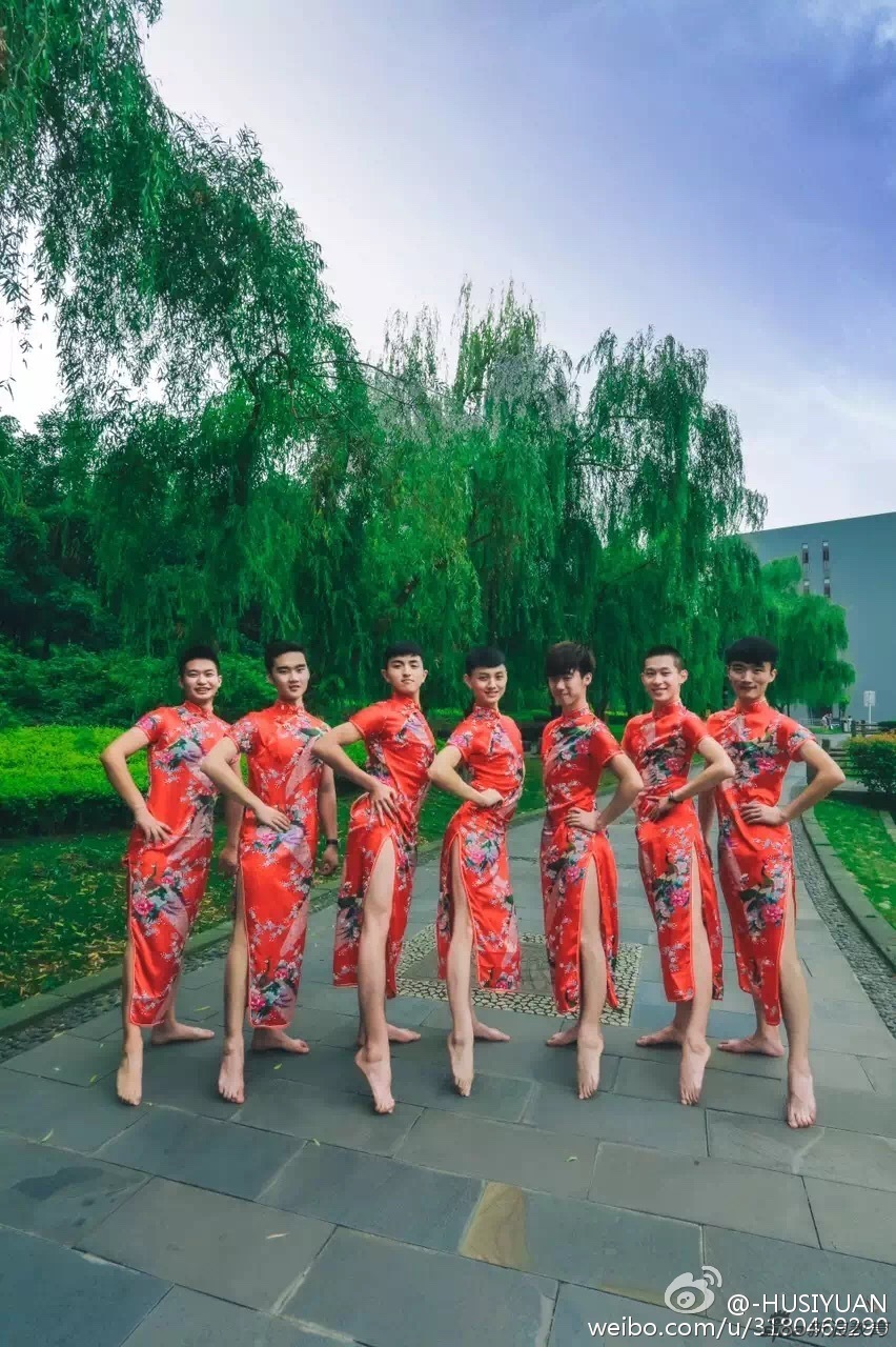 男生穿旗袍毕业照秀长腿