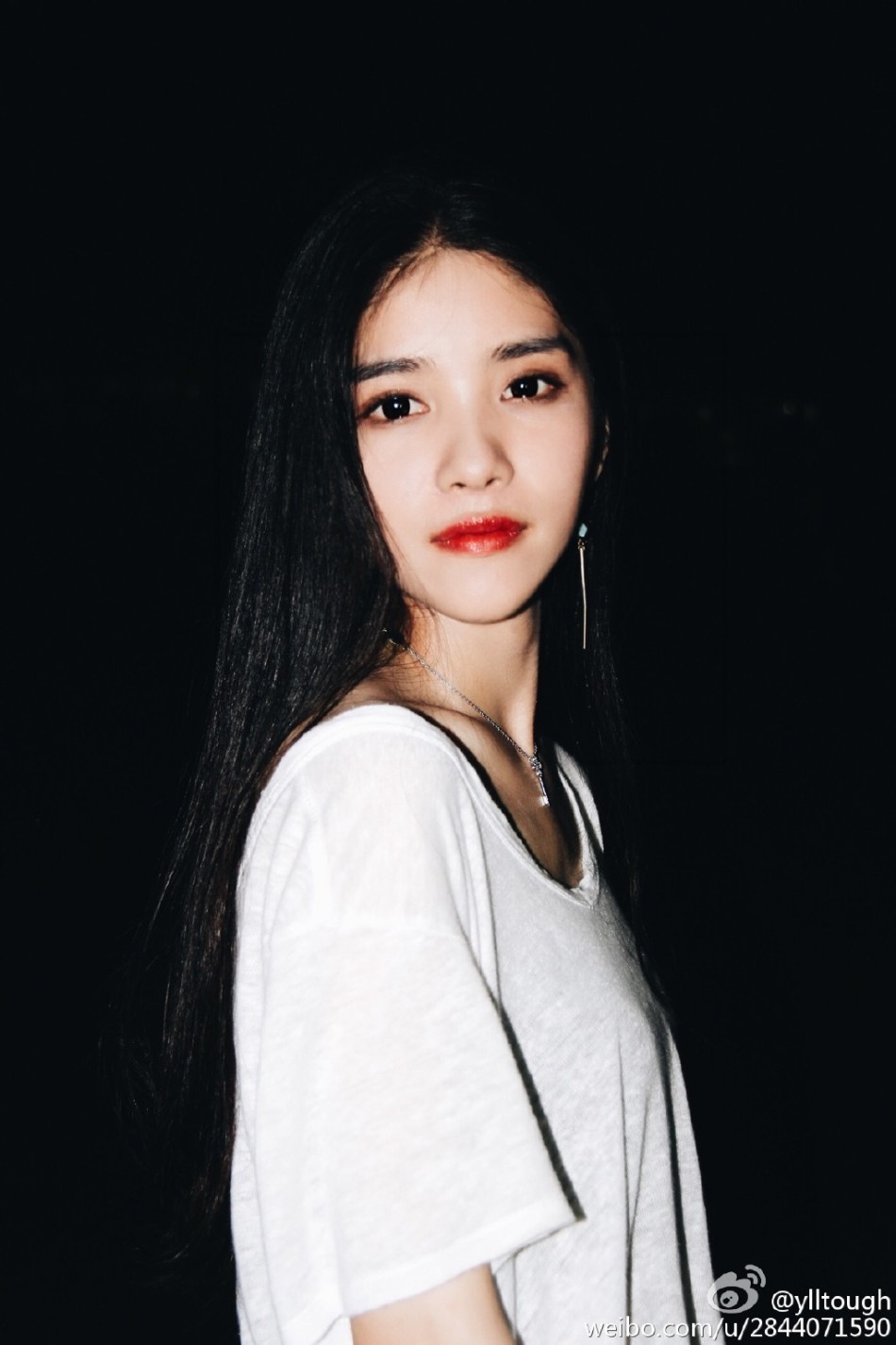 组图:川大校花复古写真 长发女神气质爆表