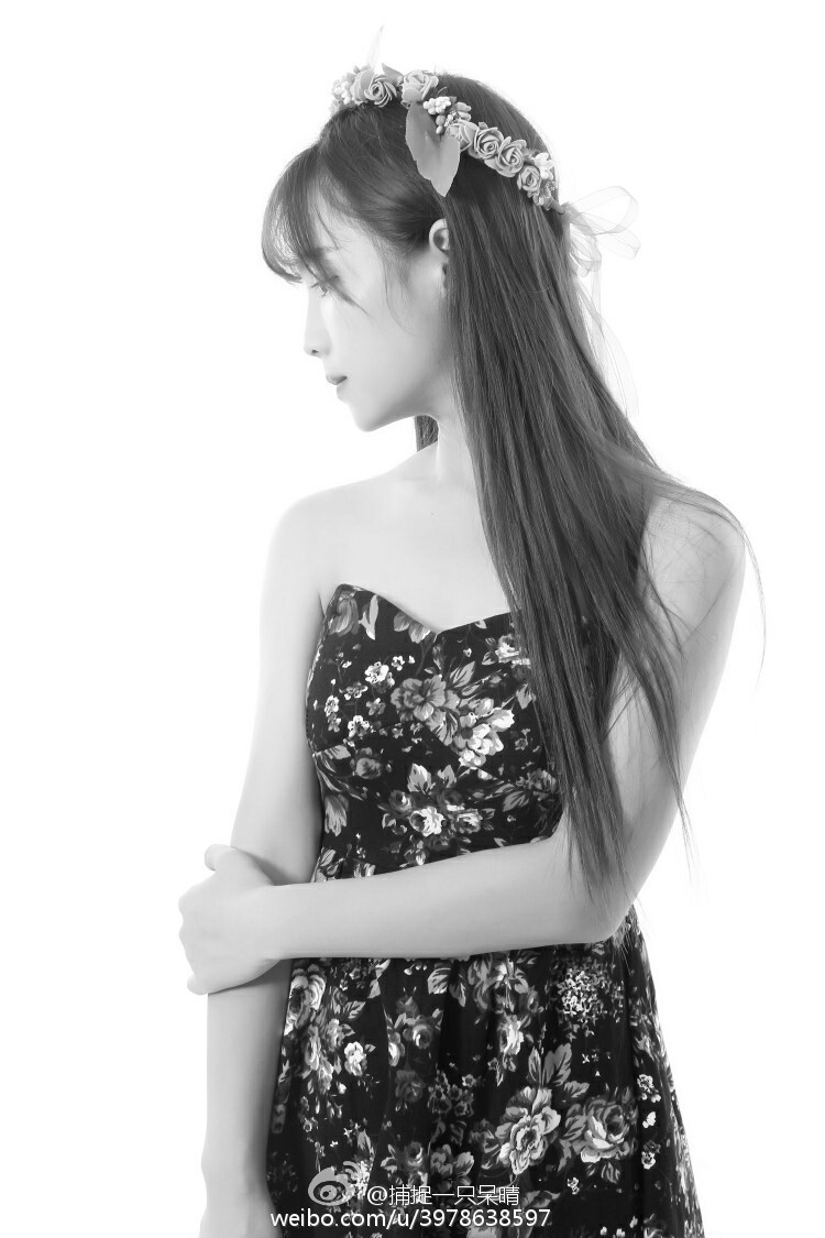 就读于新疆石河子大学师范学院的校花捕捉一只呆晴在微博晒出清新写真