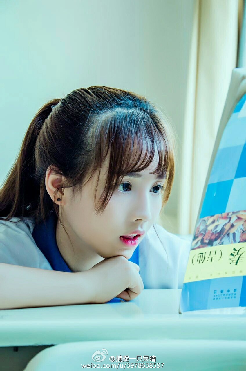 就读于新疆石河子大学师范学院的校花捕捉一只呆晴在微博晒出清新写真