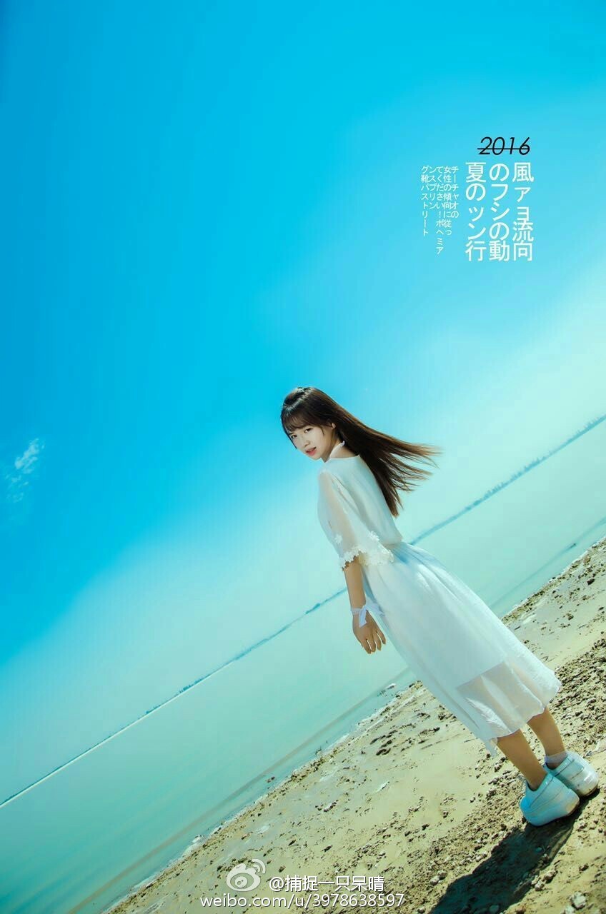 就读于新疆石河子大学师范学院的校花捕捉一只呆晴在微博晒出清新写真