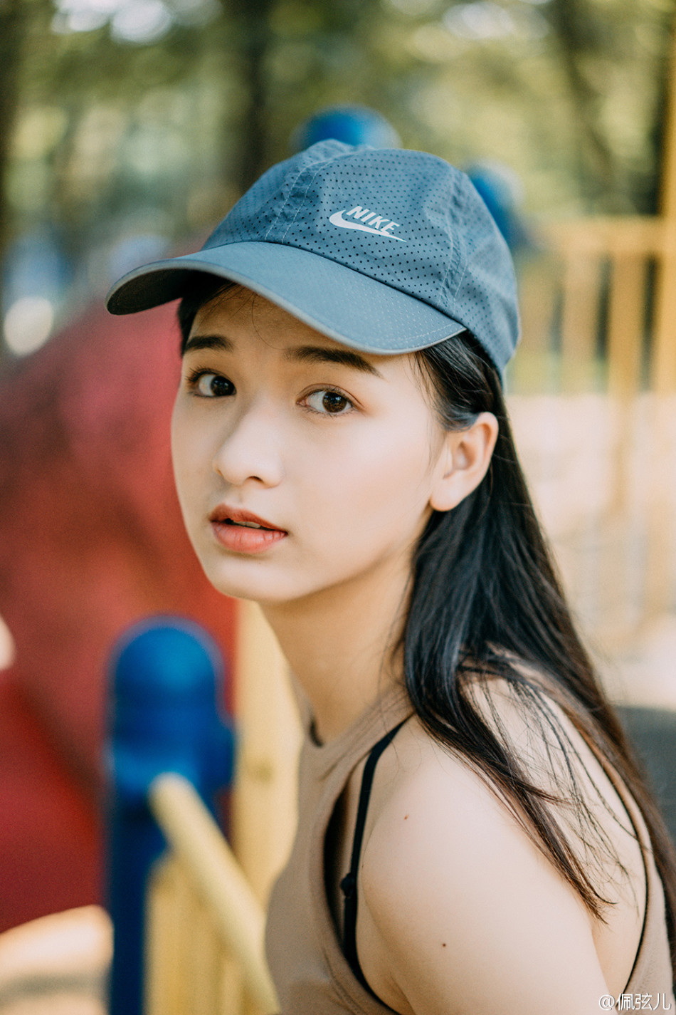1/ 69就读于华侨大学的校花佩弦儿在微博晒出清新唯美写真,气质空灵