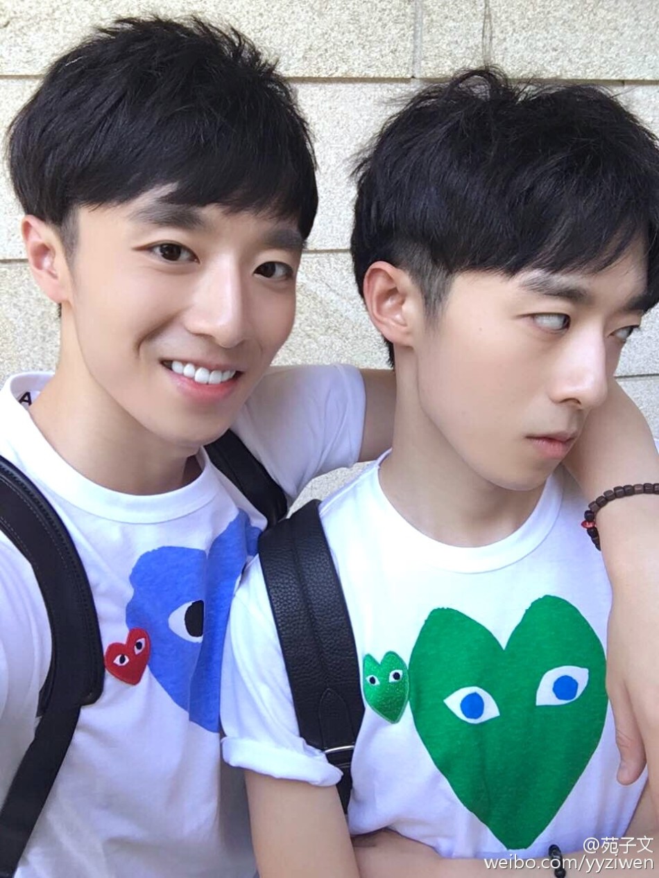 苑子豪研究生入学,同天报到的还有前北影校花宋伊人,吸引大量人围观