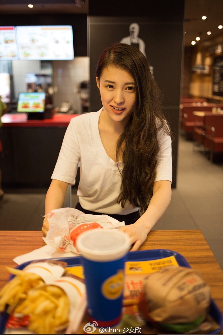 组图:吉大校花晒唯美写真 笑容甜美长腿迷人