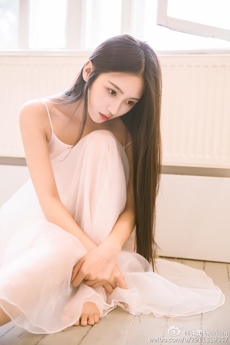 组图:天工大校花晒白衣写真 白裙长发秀丽可人