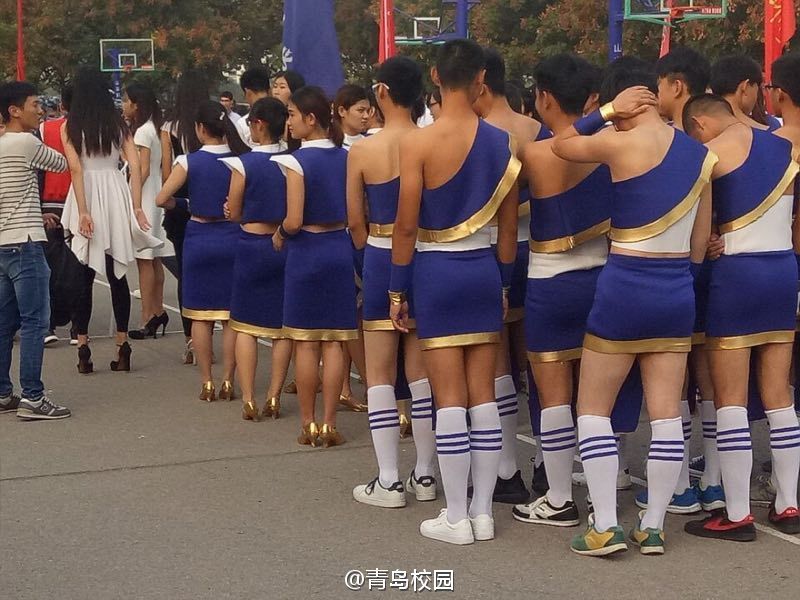 健美操服,男生露香肩短裙加长筒袜,如此"辣眼睛",性感程度不亚于女生