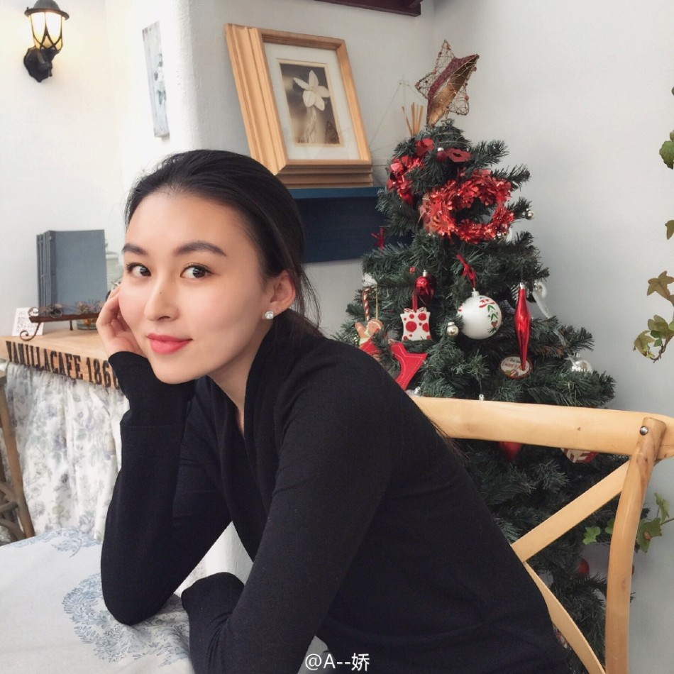 上戏女神晒一字马写真 温柔气质灵气逼人