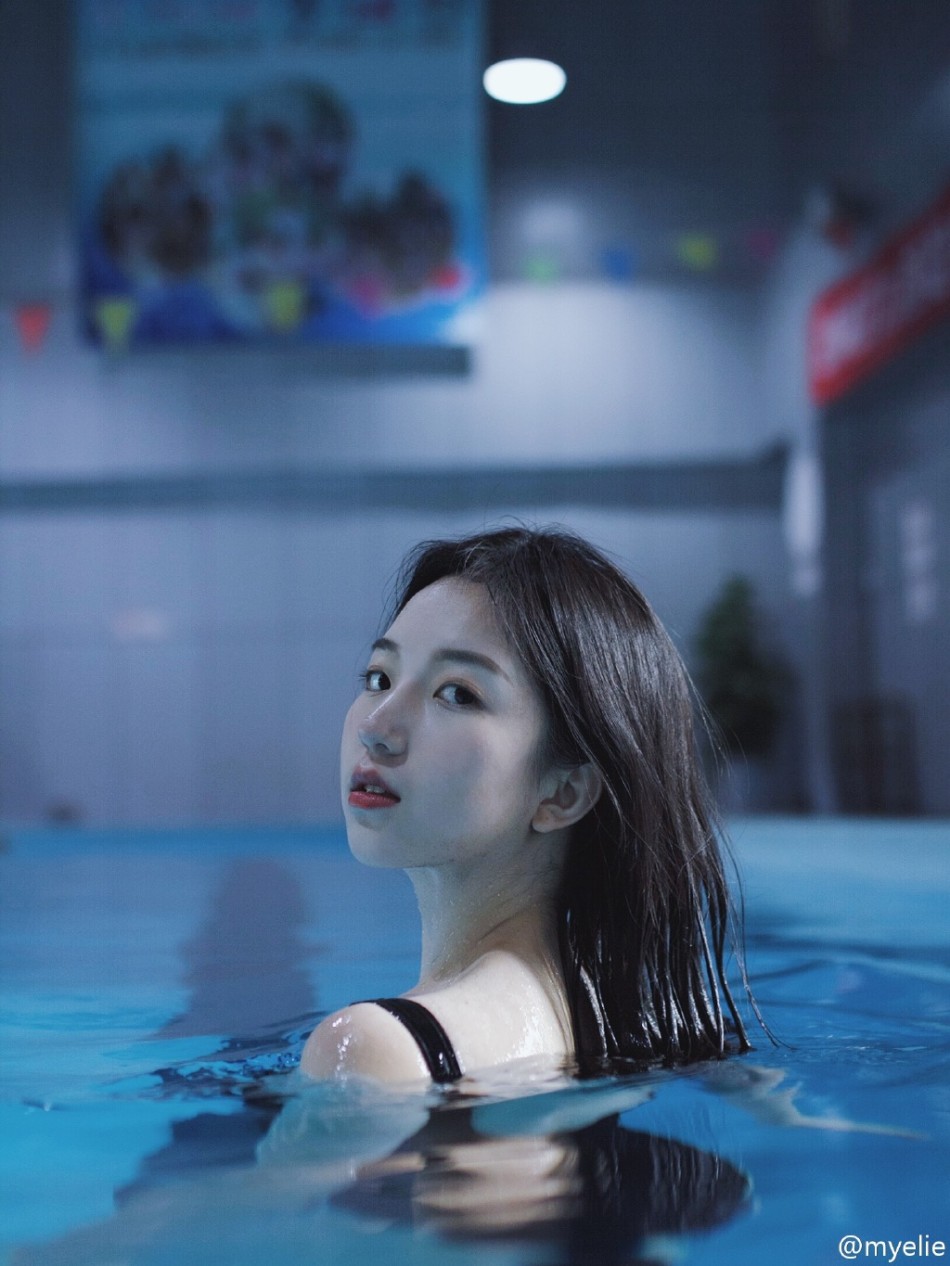 组图:可爱校花唯美写真 颜值超高身材好