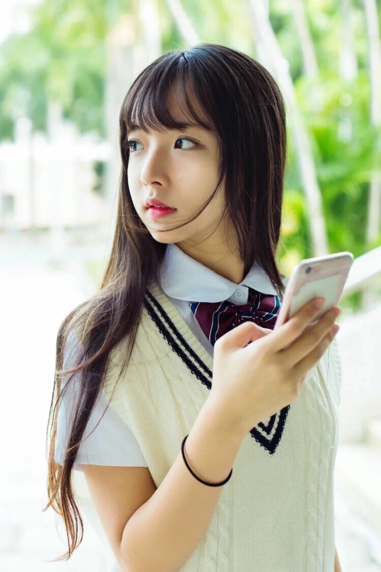 组图:18岁深圳校花晒写真 皮肤白皙如牛奶