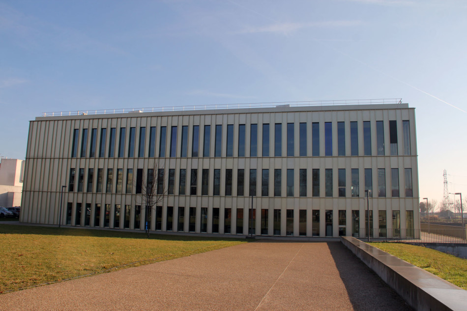 1 / 13 巴黎高等商学院(hec paris)由巴黎工商会于1881年创立,是法国