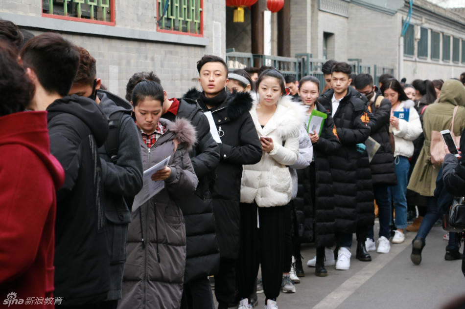 组图:中戏艺考生排长队素颜候场
