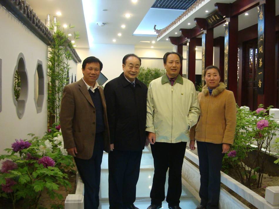 张西方原洛阳市长刘典立副主任刘改秀陪同成都军区副司令员桂全智赏花