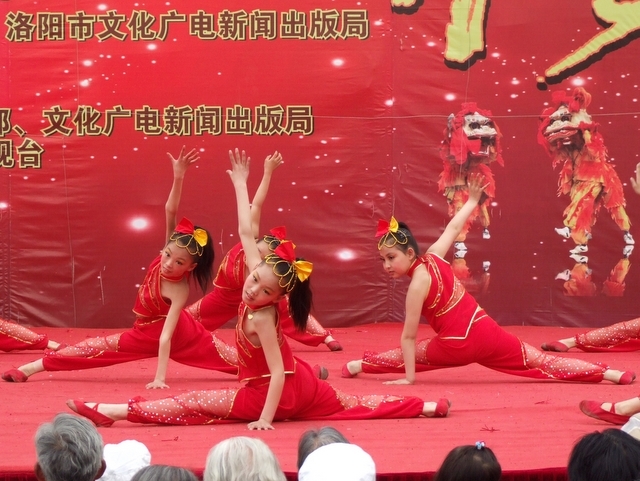 4月18日:少儿舞蹈《红红火火》1