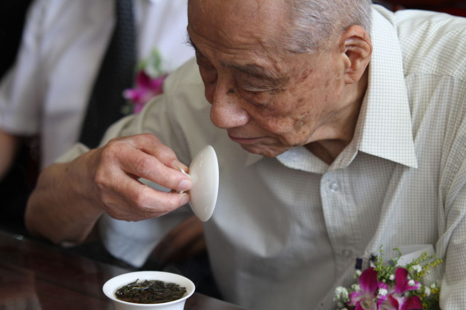 茶界泰斗张天福专心品茗
