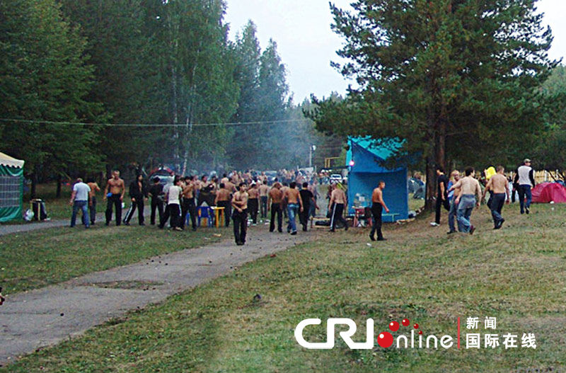 俄罗斯百名光头党持棍袭击音乐会 造成19名观众受伤