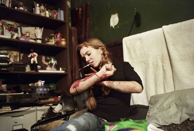 女摄影师冒死独闯美国毒窟 近距拍摄毒贩生活