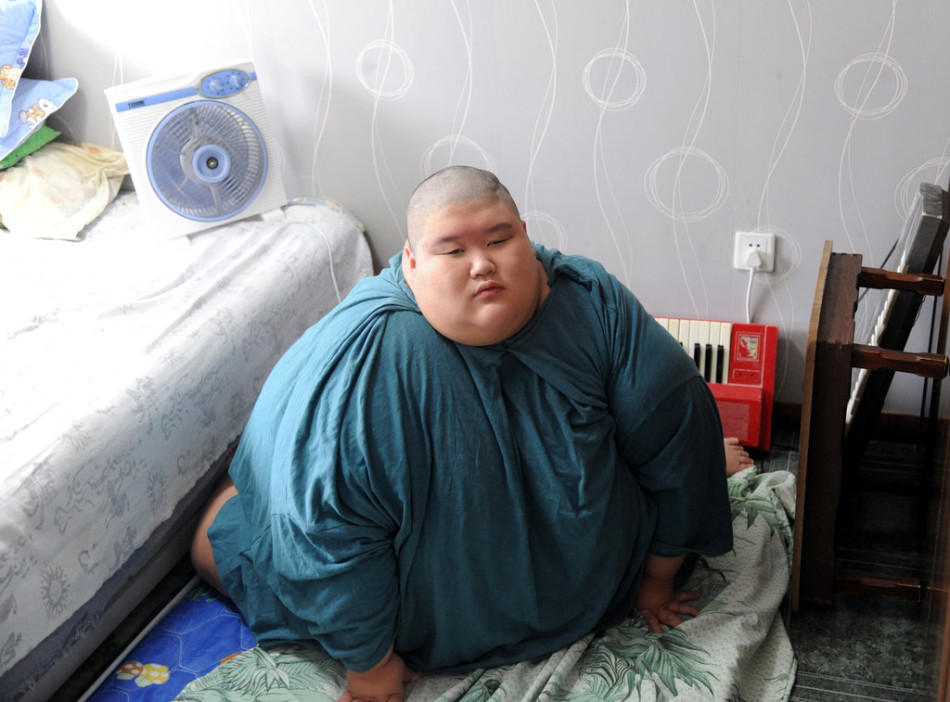 19岁胖墩行动不便 消防出动将其抬进浴室