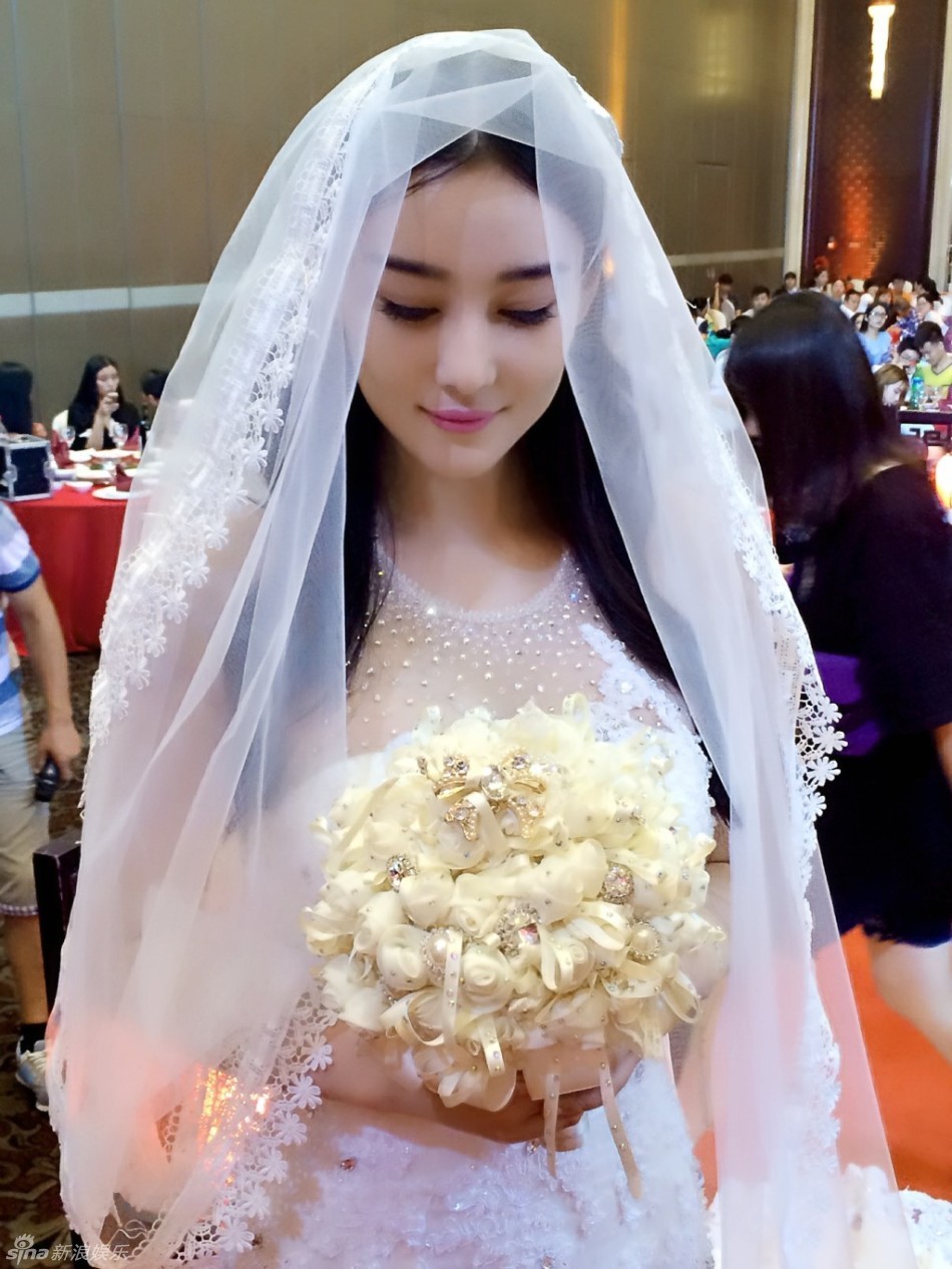新娘穿婚纱视频_新娘婚纱图片(3)