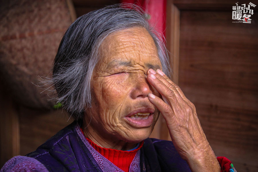 盲眼奶奶为孙女撑起家