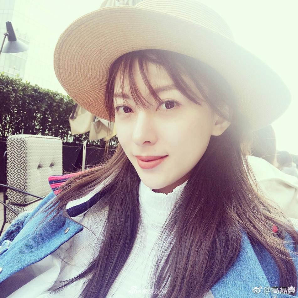 ",照片中,高磊鑫大秀好身材,娇嫩白皙的她不输当红小花.