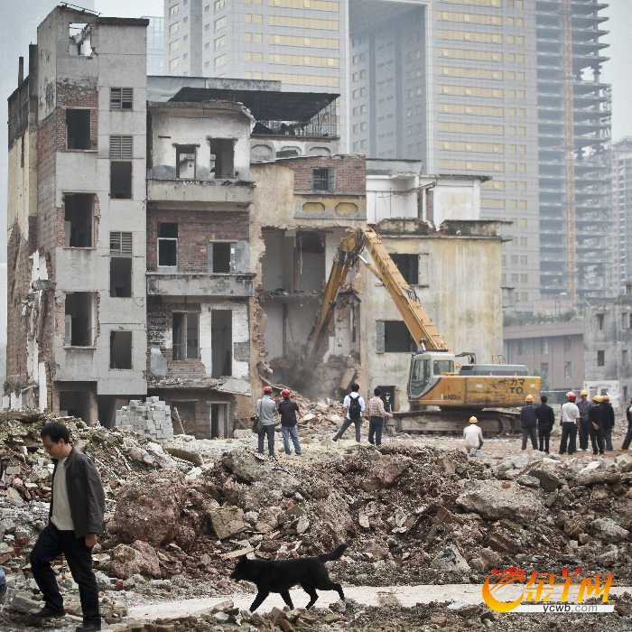 广州杨箕村拔钉 三层小楼遭误拆屋主拼死护屋