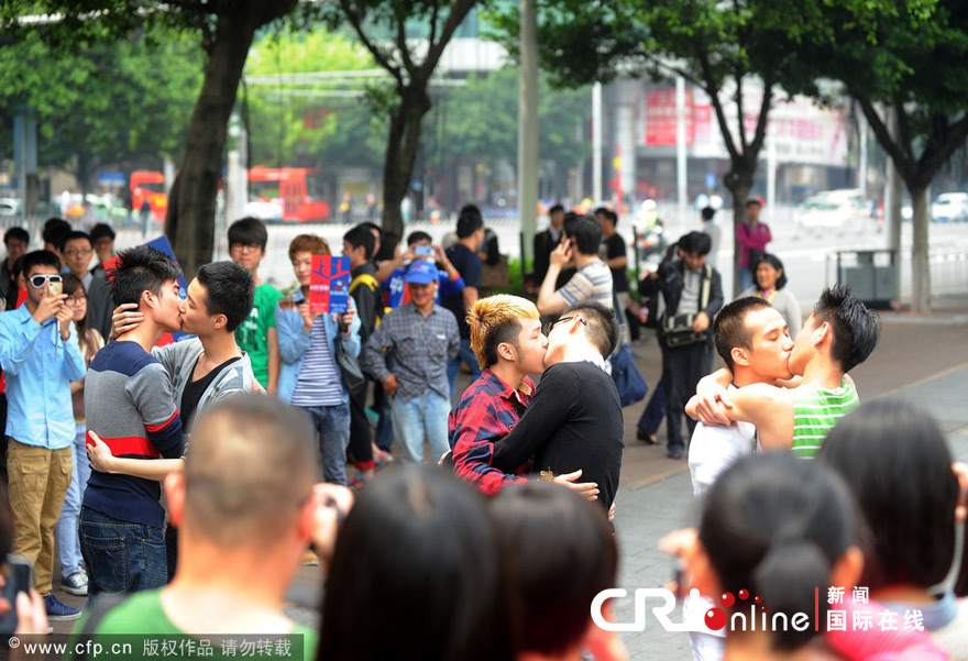 广州6位男同性恋青年街头公开拥吻_高清图集_新浪网