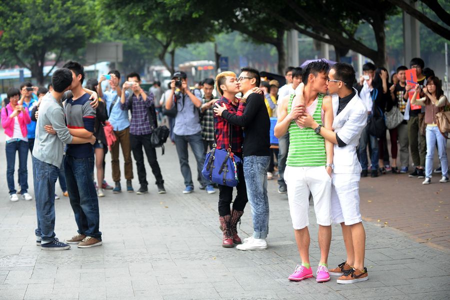 广州6位男同性恋青年街头公开拥吻