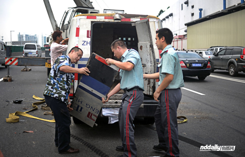 押运车要是出事 敬请袖手旁观勿靠近