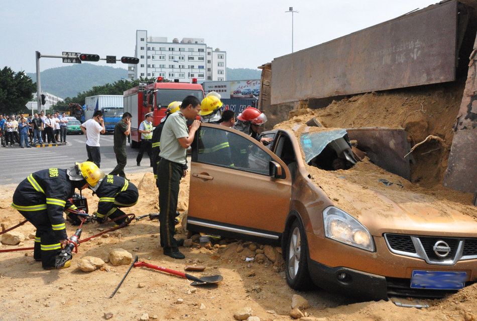 深圳泥头车侧翻压扁轿车