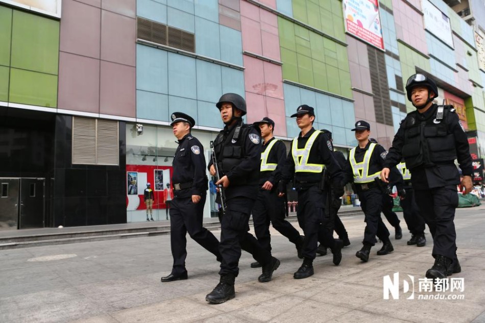 深圳冲锋队持枪街头巡逻