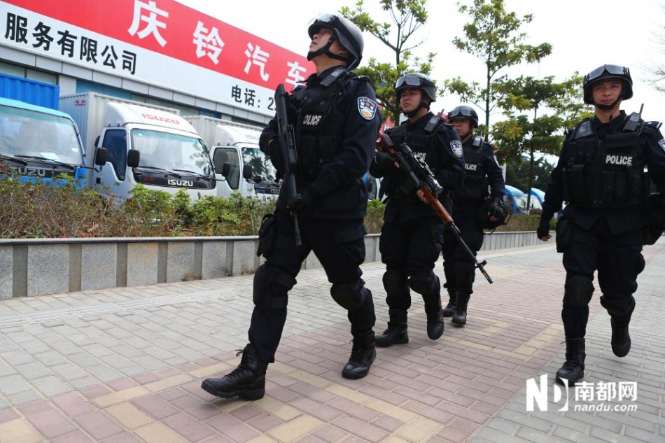 深圳冲锋队持枪街头巡逻