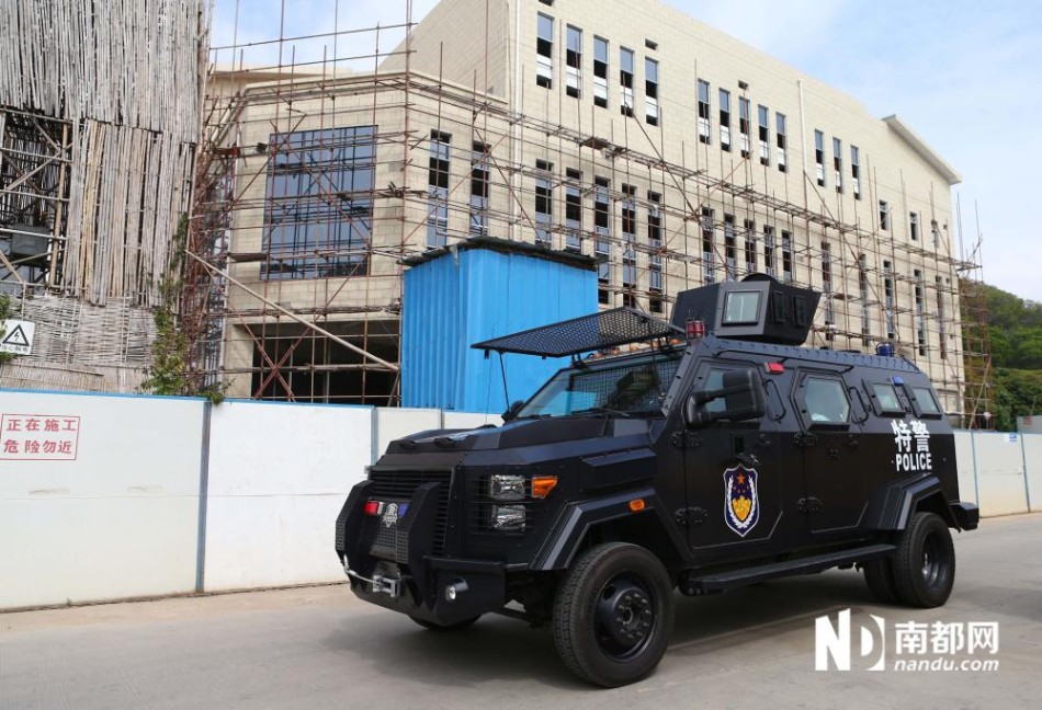 深圳冲锋队持枪街头巡逻