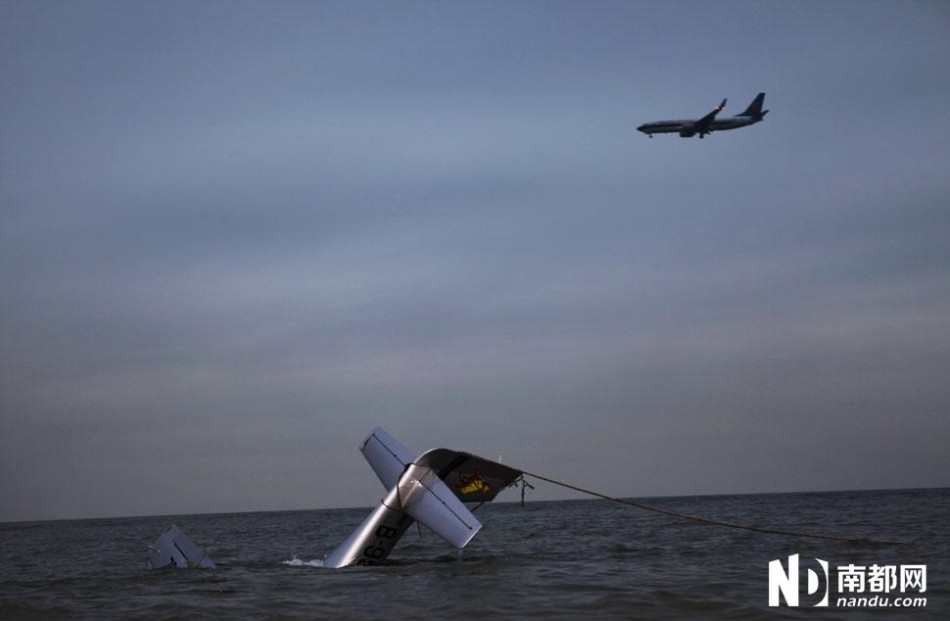 珠海金湾一飞机坠海 三人获救
