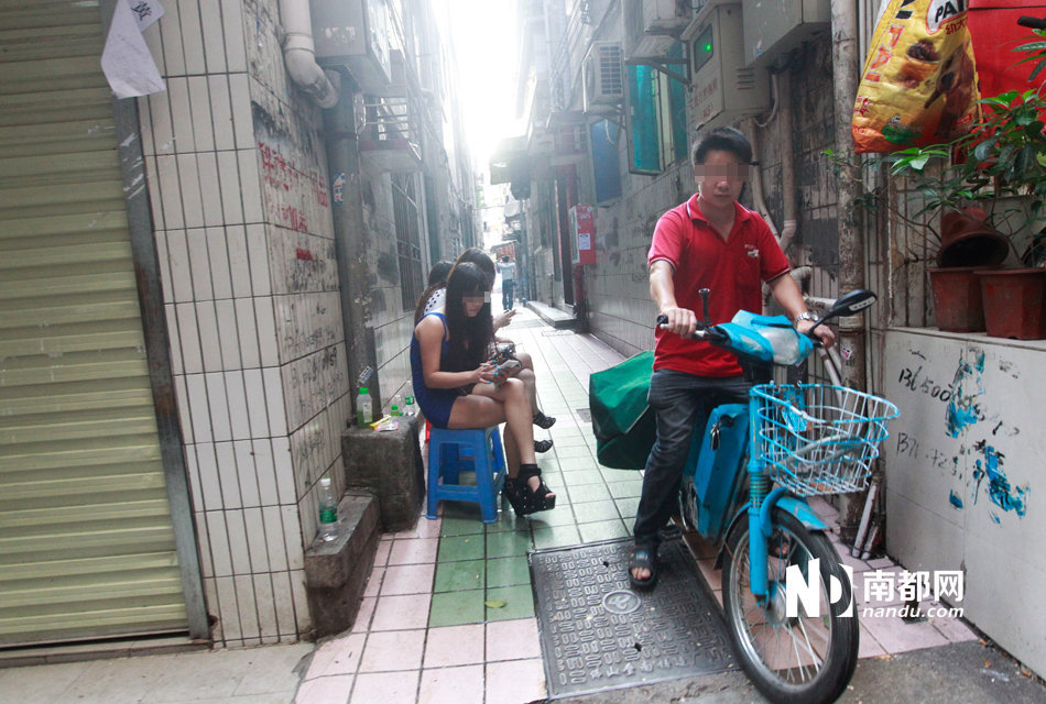 深圳警察执勤岗亭附近站街女大白天拉客