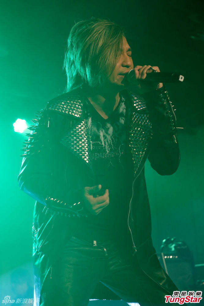 叶世荣酷炫演出照