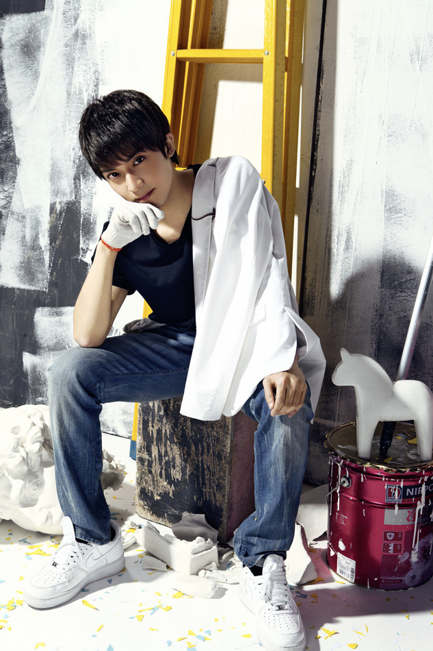 组图:陈威翰新年大片化身粉刷匠魅力气质