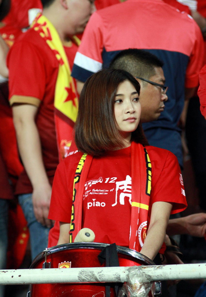 直播镜头也多次切换到恒大球迷方阵,一名黑丝的恒大美女球迷十分蔷档