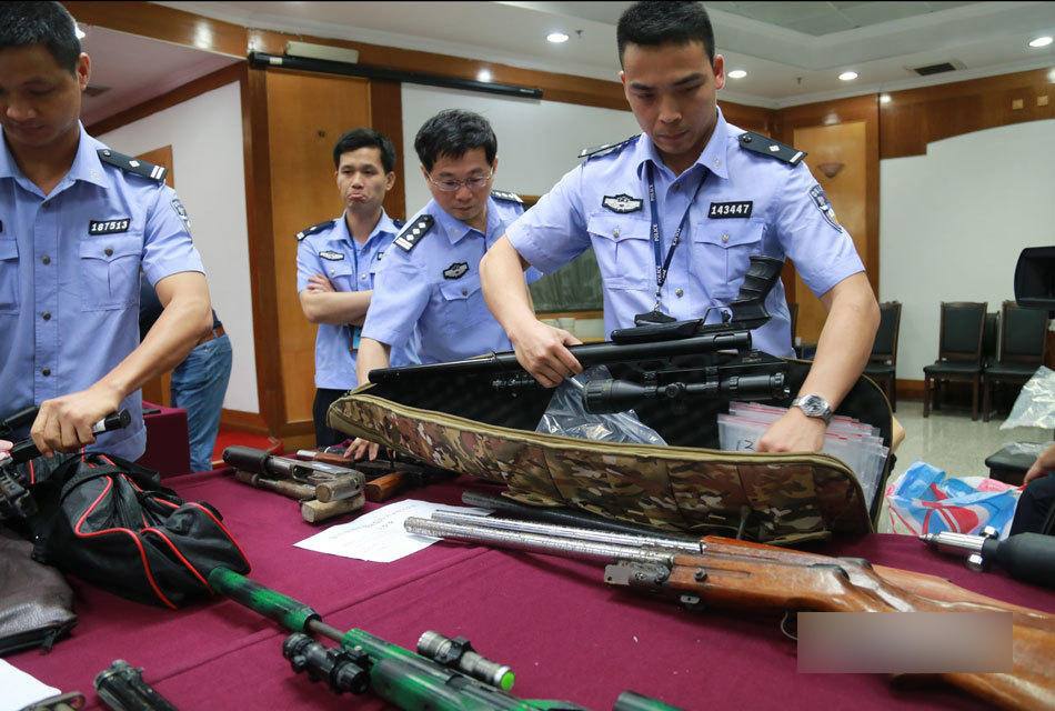 图为现场展示缴获的枪支.