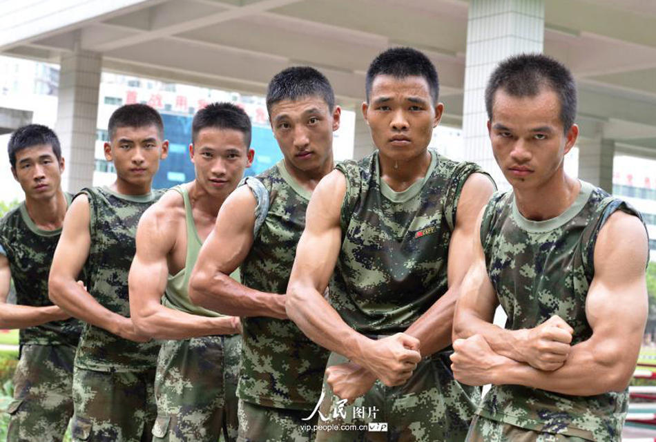 广东武警"猛男"秀肌肉