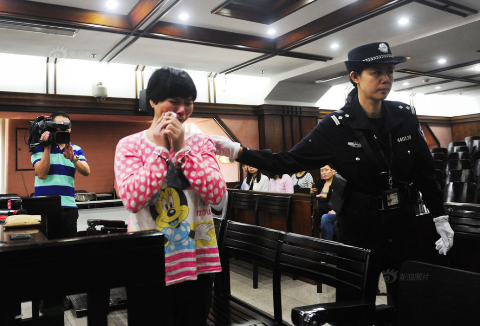 女毒贩听闻被判死刑哭称自己是文盲