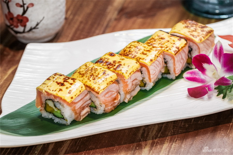 推荐:三文鱼腩刺身,千岛酱三文鱼卷,芝士三文鱼烟肉卷,三文鱼焗薯