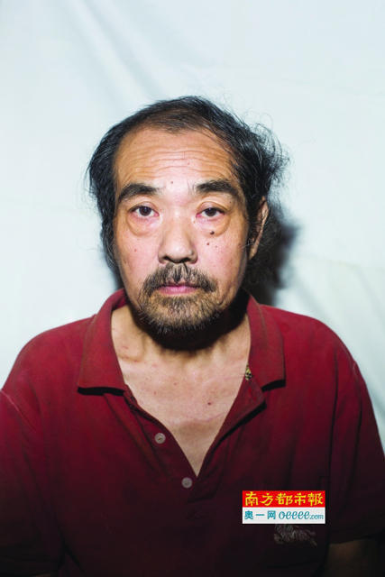 广州流浪汉半年没理发 只求剪得清爽