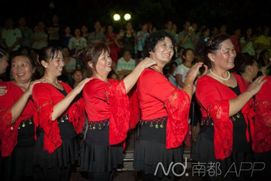 深圳300名大妈广场斗舞场面霸气十足