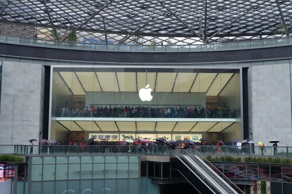 广州首家apple store开业 果粉冒雨通宵守侯