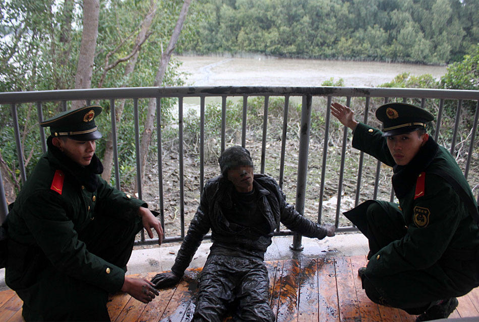 偷渡客潜伏深圳河6小时 污泥满身似铜人