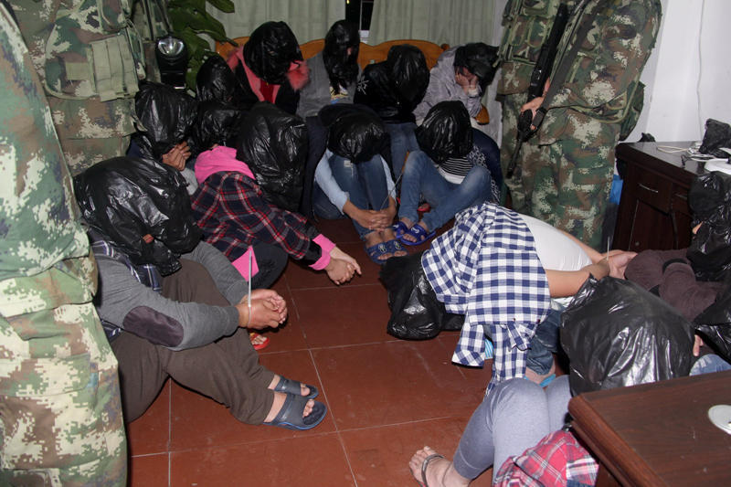 茂名武警突击抓人 全部黑塑料袋套头_高清图集_新浪网