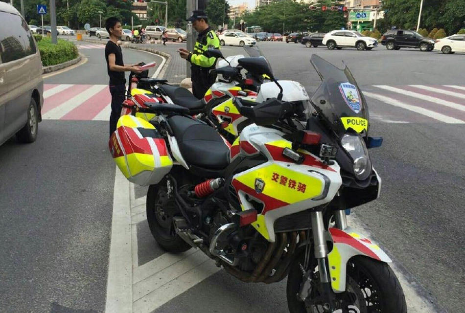 深圳拉风铁骑大军上路 拿下多辆豪车