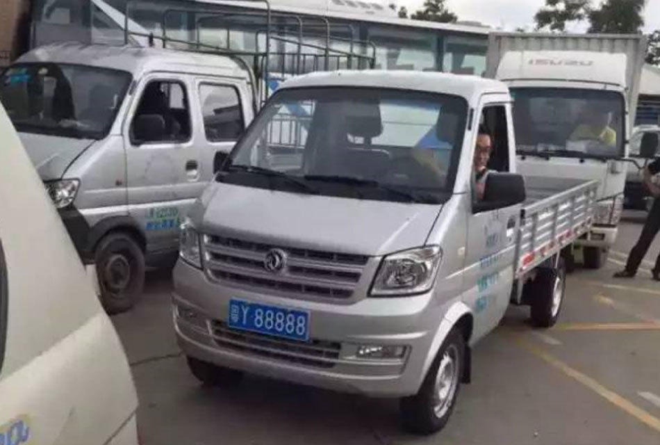 粤y88888百万豪牌挂在2万元货车上
