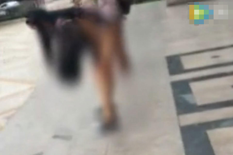女子在商场门口脱裤子做站着小便等不雅动作_高清图集_新浪网